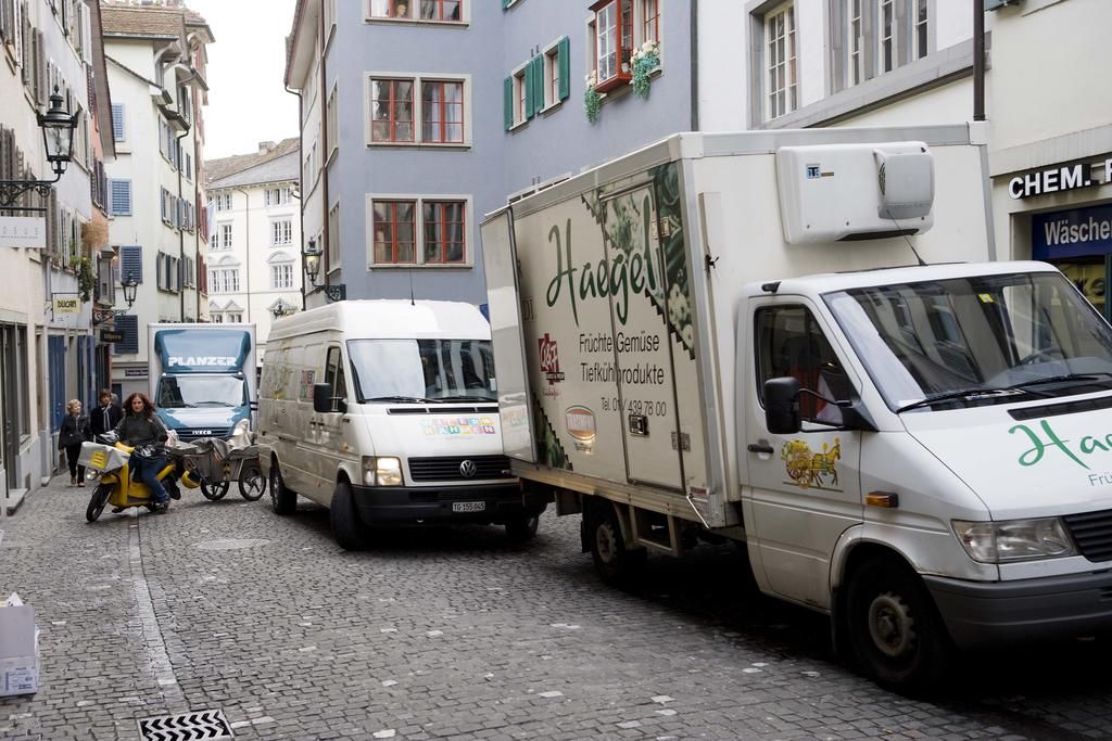 Engorgement dans une rue de vieille ville lors des livraisons par camions (photo : Rapp Trans AG)